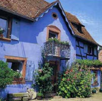 Die "Ferme bleue", wie sie von den Einwohnern liebevoll genannt wird, gehört heute zu den Schmuckstücken des Dorfes